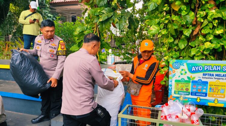 Polsek Metro Tanah Abang Gelar Giat PMJ Merdeka, Bersama Warga Bersihkan Lingkungan RPTRA Melati 04