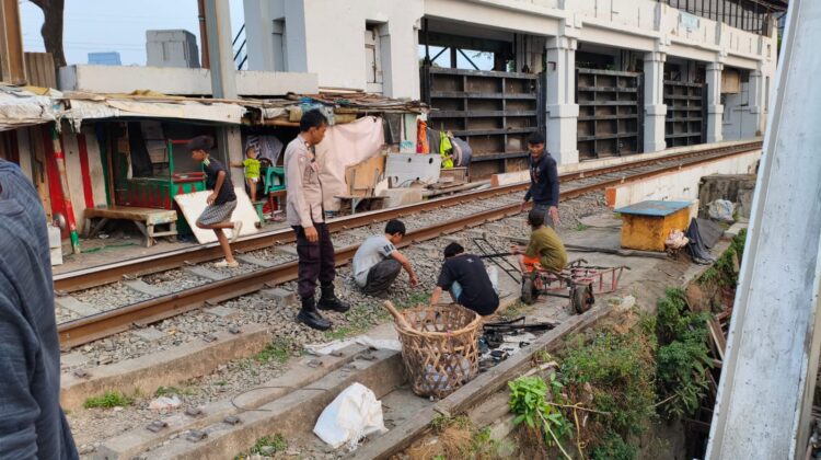 Sambang Humanis, Bhabinkamtibmas Kebon Melati Ajak Anak-Anak dan Remaja Jauhi Tawuran serta Kenakalan Remaja