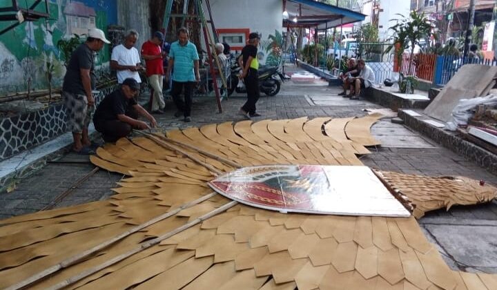 Gotong Royong Sambut HUT RI ke-81, Polisi dan Warga Johar Baru Bersatu Bangun Gapura Kemerdekaan