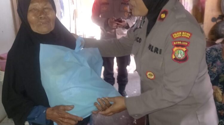 Sambut HUT RI Ke-81, Polsek Metro Tanah Abang Gelar Bakti Sosial Pembagian Sembako untuk Warga Kurang Mampu
