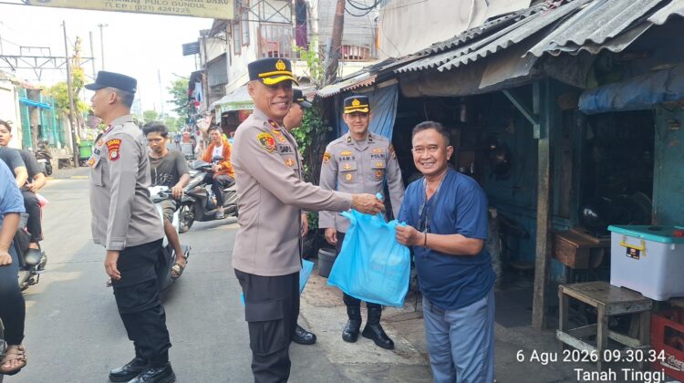 Polsek Johar Baru Salurkan Bansos Kapolda Metro Jaya, Ringankan Beban Warga Slum Area