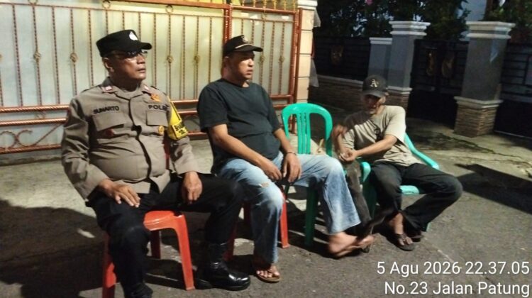 Aktif Sambangi Poskamling, Bhabinkamtibmas Johar Baru Perkuat Kewaspadaan Warga RW 04