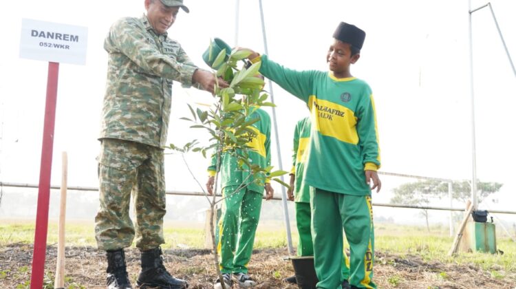 Hari Hutan Nasional, Korem 052/Wijayakrama Tanam 2.000 Pohon Sebagai “Kado untuk Indonesia”