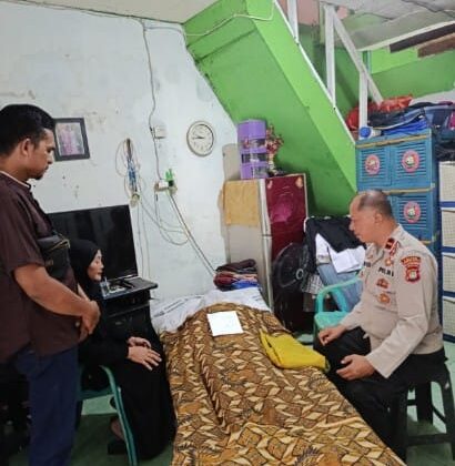 Wujud Kepedulian Polri, Kanit Binmas Polsek Cempaka Putih Takziah ke Rumah Duka dan Sampaikan Pesan Kamtibmas