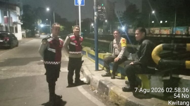 Polsek Senen Perkuat Patroli Dini Hari, Antisipasi Tawuran dan Kejahatan Jalanan  Jakarta – Personel Polsek Senen meningkatkan kegiatan patroli dan pengamanan di sejumlah titik rawan di wilayah Kecamatan Senen, Jakarta Pusat, pada Jumat (7/8/2026) dini hari. Langkah ini dilakukan sebagai upaya mengantisipasi potensi tawuran warga, gangguan keamanan dan ketertiban masyarakat (kamtibmas), serta kejahatan jalanan seperti pencurian dengan pemberatan, pencurian dengan kekerasan, dan pencurian kendaraan bermotor (3C). Kegiatan dimulai sekitar pukul 02.30 WIB dengan penempatan personel di sejumlah lokasi yang dinilai memiliki tingkat kerawanan. Di kawasan TL Rivoli, Kelurahan Kramat, personel yang bertugas yakni Panit 2 Samapta Aiptu Hendra bersama Ba Unit Samapta Aipda Jefri Manullang melaksanakan ploting guna mengantisipasi potensi gangguan keamanan menjelang pagi hari. Pada waktu yang sama, personel Polsek Senen juga menggelar patroli mobile dan strong point di kawasan Jembatan Kernolong, Kelurahan Kwitang. Kegiatan tersebut melibatkan Aiptu Supriadi, Bhabinkamtibmas Kelurahan Kwitang Aipda Samsudin, serta unsur Forum Kewaspadaan Dini Masyarakat (FKDM). Selain melakukan patroli, petugas menyampaikan imbauan kamtibmas kepada masyarakat agar bersama-sama menjaga keamanan lingkungan dan terus bersinergi dengan kepolisian. Warga juga diingatkan untuk segera melaporkan setiap gangguan keamanan melalui Call Center Polri 110 apabila membutuhkan kehadiran petugas. Selanjutnya, sekitar pukul 03.15 WIB, kegiatan ploting kembali dilakukan di kawasan Pasar Paseban, Kelurahan Paseban, Kecamatan Senen. Panit 2 Samapta Aiptu Hendra ditempatkan di lokasi tersebut untuk memperkuat pengamanan menjelang aktivitas masyarakat pada pagi hari. Rangkaian kegiatan patroli dan ploting berlangsung dengan situasi yang aman dan kondusif. Kepolisian memastikan kegiatan preventif akan terus ditingkatkan sebagai langkah menjaga stabilitas keamanan di wilayah hukum Polsek Senen serta memberikan rasa aman bagi masyarakat.  (Humas Polres Metro Jakarta Pusat)