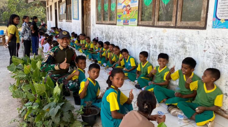 Yonarmed 12 Kostrad Dukung Gizi Anak Sekolah Melalui Aksi Peduli di SD Inpres Beitaus