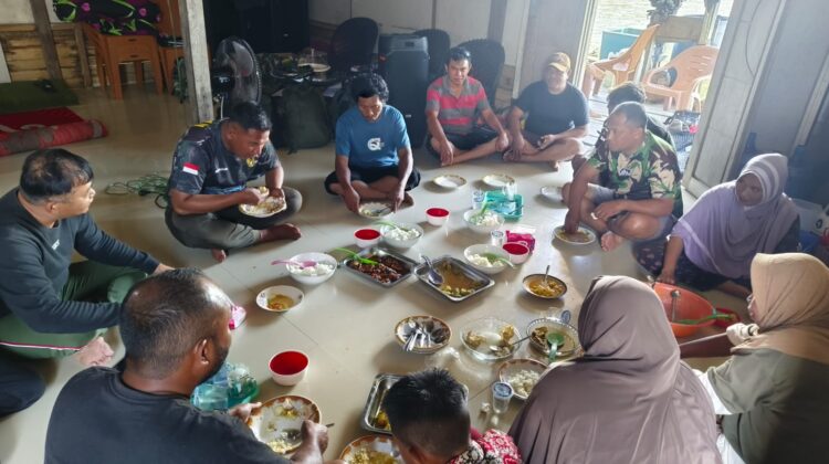 Kebersamaan Terjalin Erat, Personel Satgas TMMD Makan Bersama di Rumah Warga