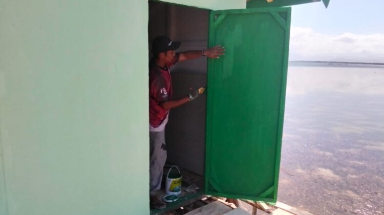 Satgas TMMD Lanjutkan Renovasi RTLH Milik Bapak Nardianto dengan Pemasangan Pintu, Jendela dan Jembatan Penghubung