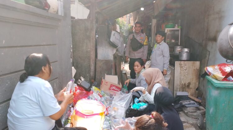 Polri Peduli Lingkungan, Bhabinkamtibmas Kartini Dampingi Warga Pilah Sampah Bernilai Ekonomi