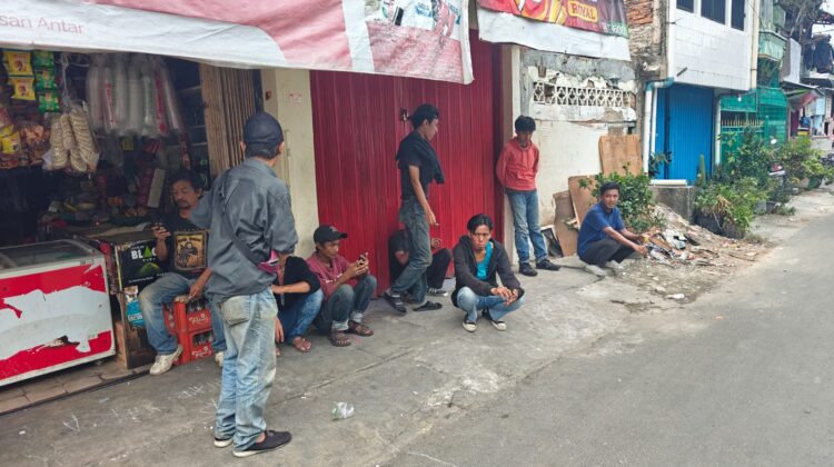 Unit Intelkam Lakukan Pengamanan dan Monitoring Pemberangkatan Massa Aksi Unjuk Rasa ke Kejaksaan Agung