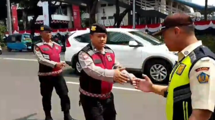 Patroli Jalan Kaki Unit Samapta Polsek Sawah Besar Sambangi Kemenkeu, Pastikan Situasi Kamtibmas Tetap Kondusif