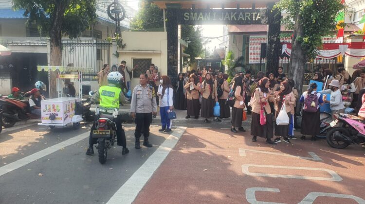Polisi Kawal Bubaran Siswa SMA Negeri 1 Jakarta, Antisipasi Tawuran dan Jaga Arus Lalu Lintas