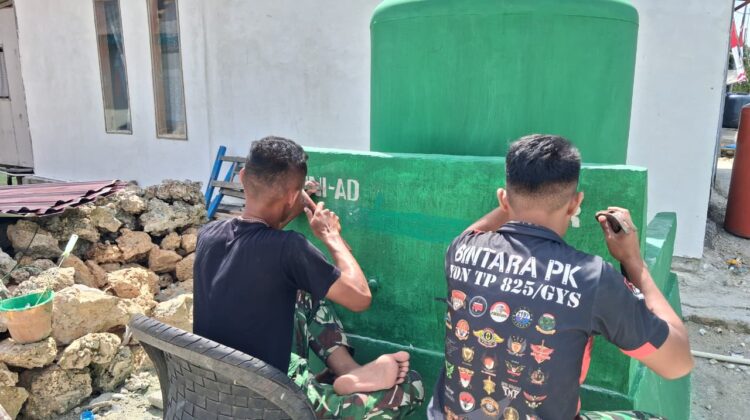 Satgas TMMD Lukis Identitas TMMD di Lokasi Manunggal Air Bersih
