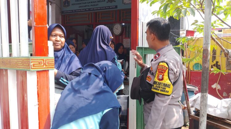 Bhabinkamtibmas Dampingi Warga Cegah DBD Lewat Gerakan Pemberantasan Sarang Nyamuk Di Kel. kartini
