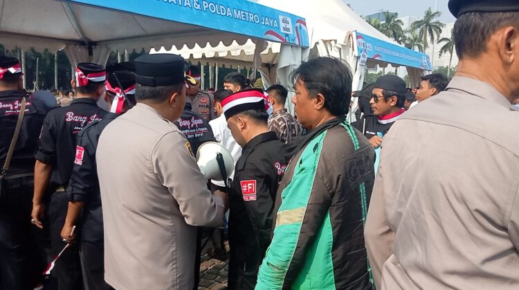 Kapolsek Senen Pimpin Pengamanan Apel Kebangsaan dan Pembagian 10 Ribu Paket Sembako Digelar di Kawasan Monas