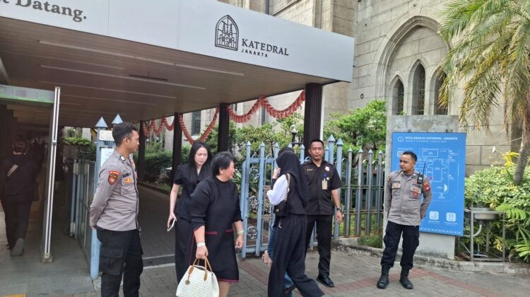Polisi Amankan Misa Minggu di Gereja Katedral, Jemaat Dapat Pelayanan Humanis