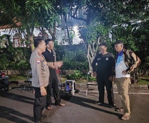 Dini Hari, Bhabinkamtibmas Cempaka Putih Barat Sambangi Ketua RW dan Awak Kamling