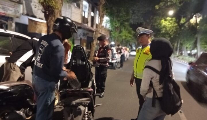 Polsek Senen Gelar Razia Stasioner Cegah Kejahatan Jalanan di Kawasan Stasiun Senen