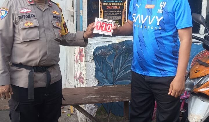 Bhabinkamtibmas Senen Pasang Stiker Call Center Polisi 110 di Pos RT
