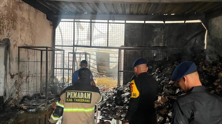 Brimob Polda Metro Jaya Bantu Padamkan Kebakaran Gudang di Kosambi