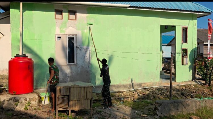 Di Luar Sasaran TMMD, Satgas Bantu Pengecatan Pustu Desa Polewali