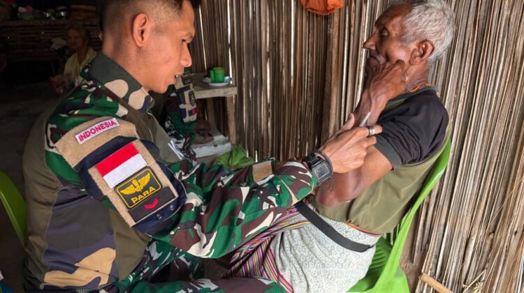 Wujud Kepedulian Kepada Warga, Satgas Pamtas Yonarhanud 2 Kostrad Berikan Pelayanan Kesehatan Keliling