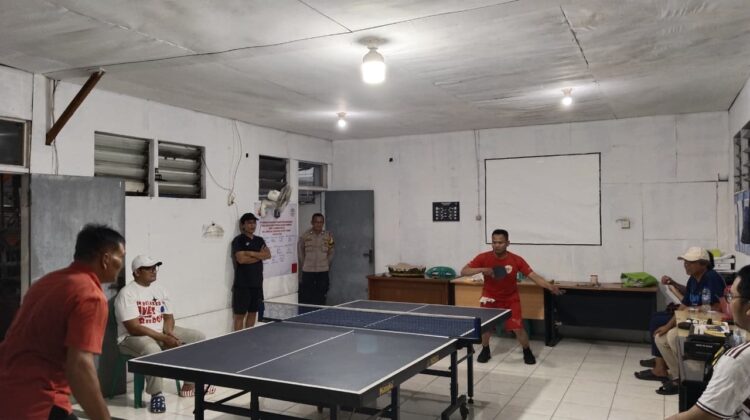 Sambut HUT RI ke-81, Bhabinkamtibmas Cempaka Putih Timur Pantau Lomba Warga