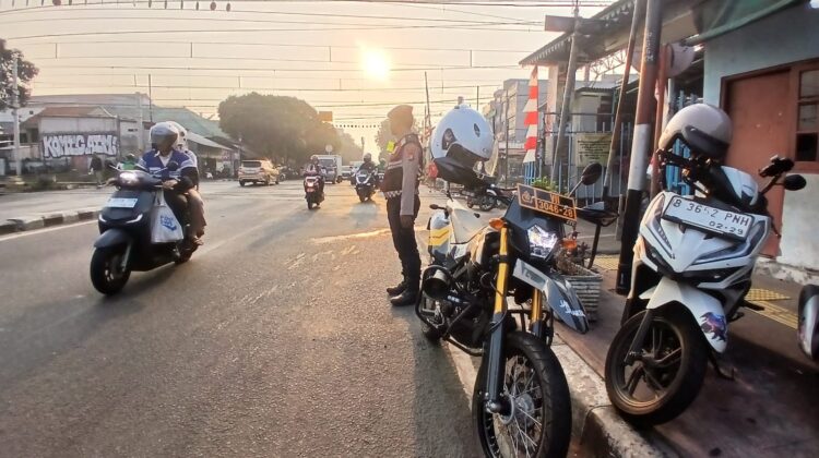 Di Tengah Padatnya Aktivitas Pagi, Polisi Hadir Memberi Rasa Aman dan Kelancaran bagi Warga Kemayoran