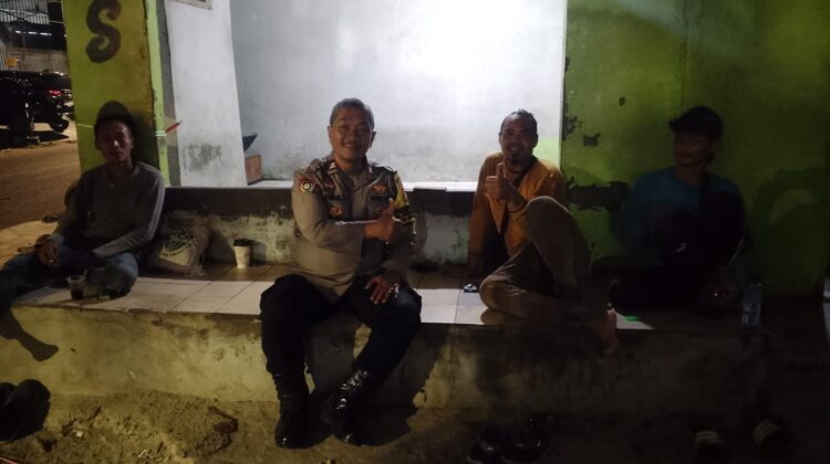Jelang Subuh, Bhabinkamtibmas Sambangi Pos Satkamling di Mangga Dua Selatan, Ajak Warga Jaga Kampung