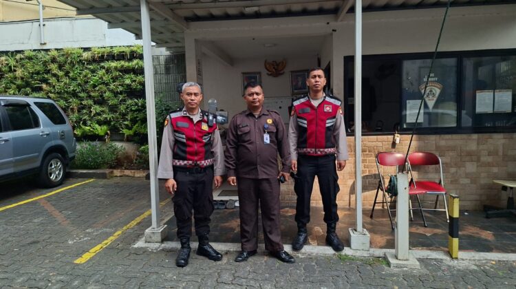 Patroli Jalan Kaki Polsek Sawah Besar Sambangi Tempat Ibadah Di Samanhudi, Jaga Kamtibmas Tetap Kondusif