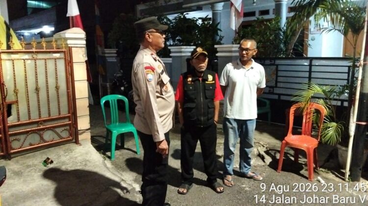 Perkuat Keamanan Lingkungan, Bhabinkamtibmas Sambangi Poskamling RW 04 Johar Baru