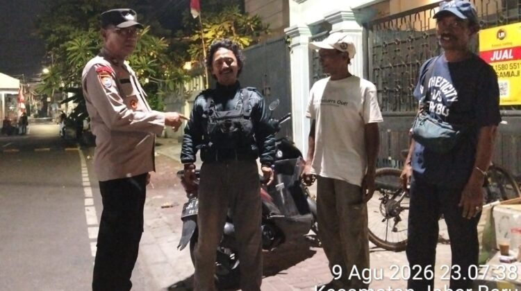 Warga Diajak Jaga Lingkungan, Bhabinkamtibmas Johar Baru Perkuat Cooling System di RW 05