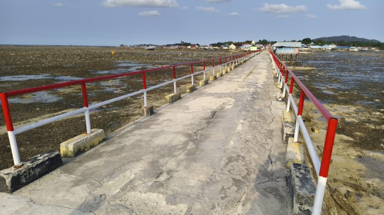 Pengecatan Dermaga Desa Umbele Rampung, Fasilitas Umum Tampak Lebih Baik