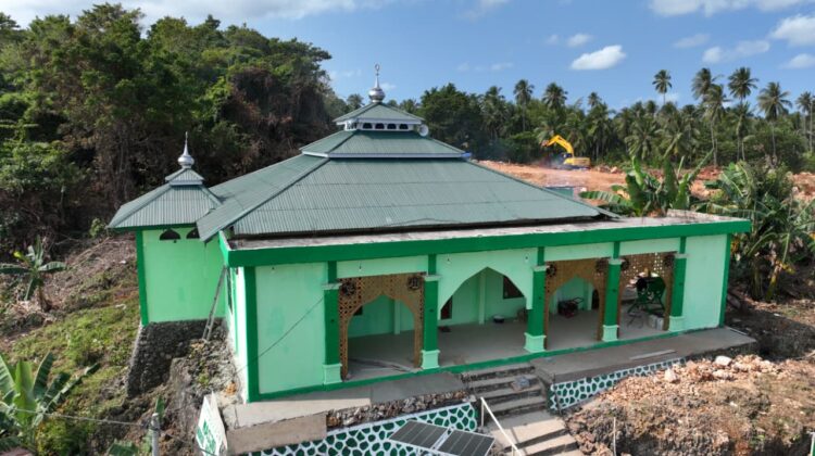 Satgas TMMD Ke-129 Laksanakan Pengecatan Masjid di Desa Polewali