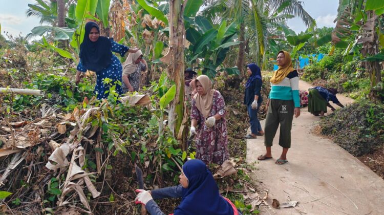 Antusiasme Warga Desa Polewali Tinggi, Kompak Laksanakan Kerja Bakti di Masjid