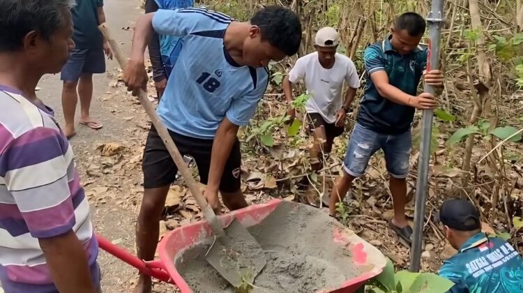 Yonarmed 12 Kostrad Terangi Akses Warga Perbatasan Lewat Pemasangan Lampu Solar Cell di Desa Tulakadi