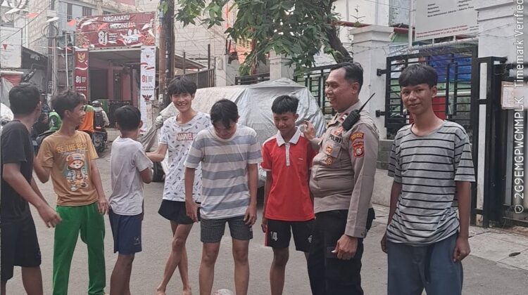 Patroli Jalan Kaki di Jalan Tambak Ujung, Kapolsubsektor Antisipasi Tawuran di Pegangsaan