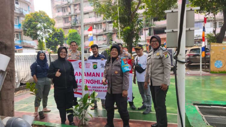 Sambut HUT ke-81 Kemerdekaan RI, Polsektro Tanah Abang Bersama Warga Lakukan Penanaman Pohon di RPTRA Petamburan