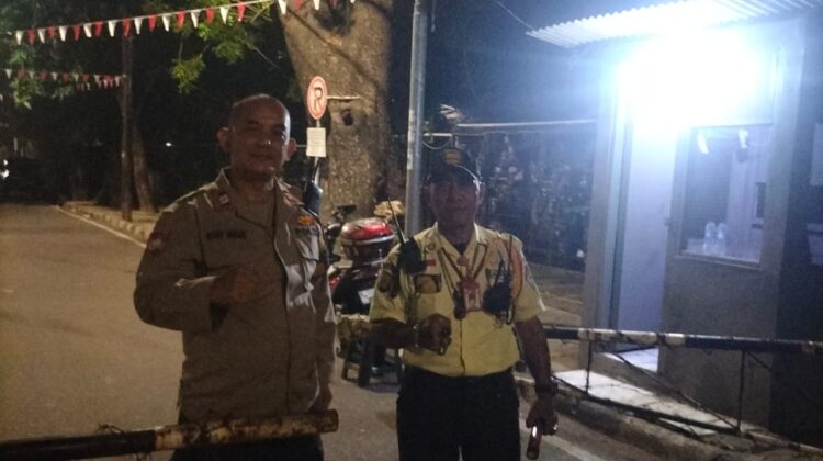 Jaga Jakarta, Bhabinkamtibmas Sambangi Satkamling dan Perkuat Patroli Jelang Subuh di Menteng