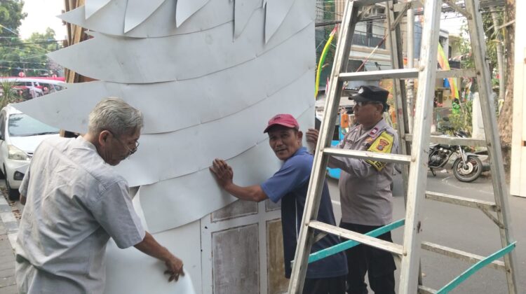 Sambut HUT RI Ke-81, Bhabinkamtibmas dan Warga Gotong Royong Bangun Gapura