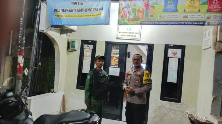 Dini Hari, Bhabinkamtibmas Sambangi Poskamling Kampung Rawa, Warga Diajak Waspada Curanmor