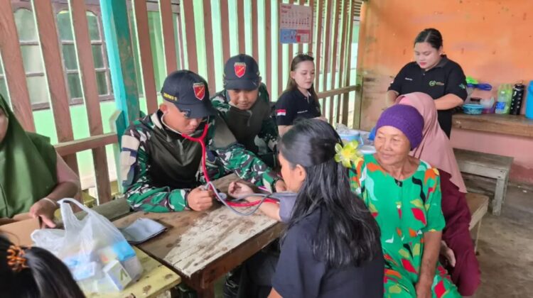 Satgas Yonarmed 13/Nanggala Gelar Bakti Kesehatan Gratis di Perbatasan