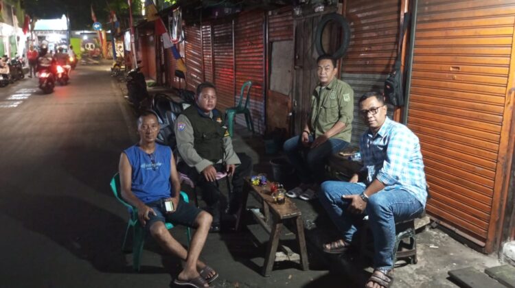 Patroli Malam, Bhabinkamtibmas Karang Anyar Ingatkan Warga Waspadai Pencurian Ruko dan Curanmor