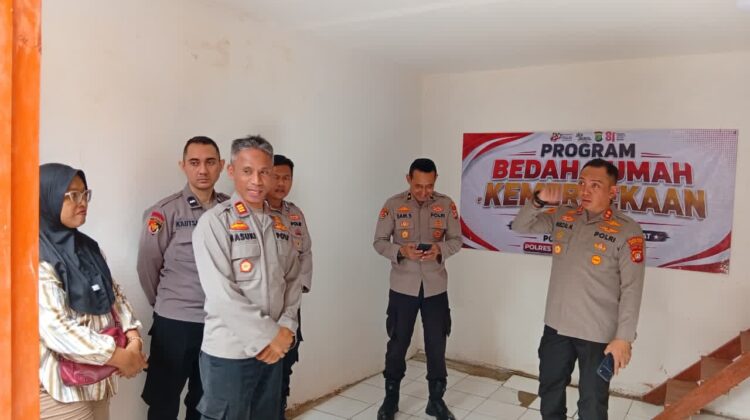 Bedah Rumah Warga di Kramat Rampung, Kapolsek Senen Serahkan TV dan Lemari