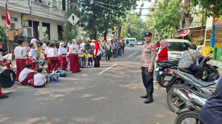 Sambut HUT RI ke-81, Polisi Bersama Warga Persiapkan Penilaian Gapura RW 09 Johar Baru