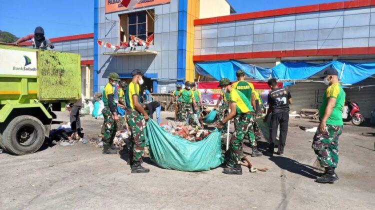 Brigif 3 Kostrad dan Warga Gotong Royong Bersihkan Pasar Carangki