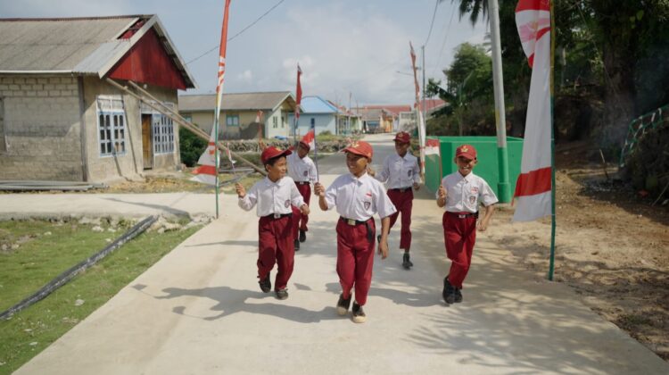 Senyum Ceria Anak-Anak Nikmati Jalan Rabat Beton di Desa Polewali Dari Satgas TMMD