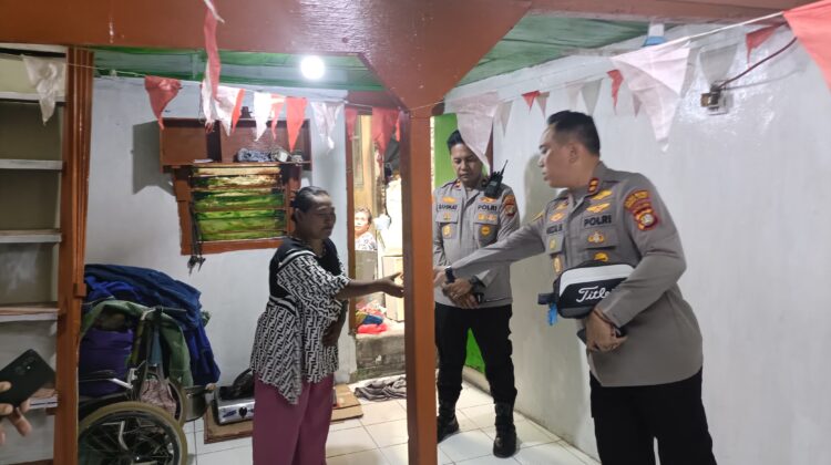 Kapolsek Sawah Besar Dampingi Pengecekan Program Bedah Rumah Polda Metro Jaya di Gunung Sahari Utara
