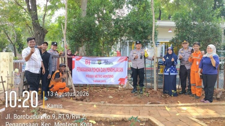 Jaga Jakarta Makin Hijau, Polsek Metro Menteng Tanam Pohon Bersama Warga Pegangsaan