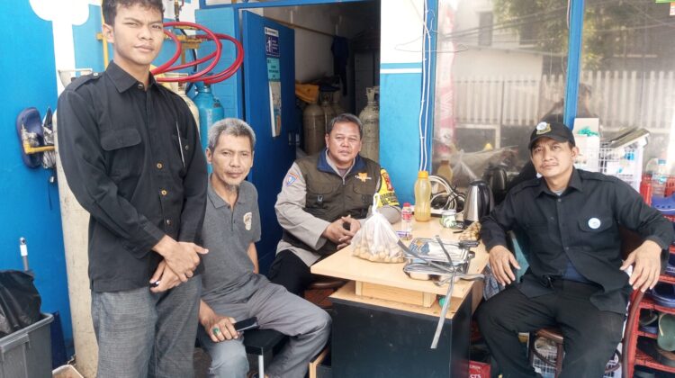 Sambang Bhabinkamtibmas Karang Anyar Di Penyedia Tabung Gas Untuk Kesehatan
